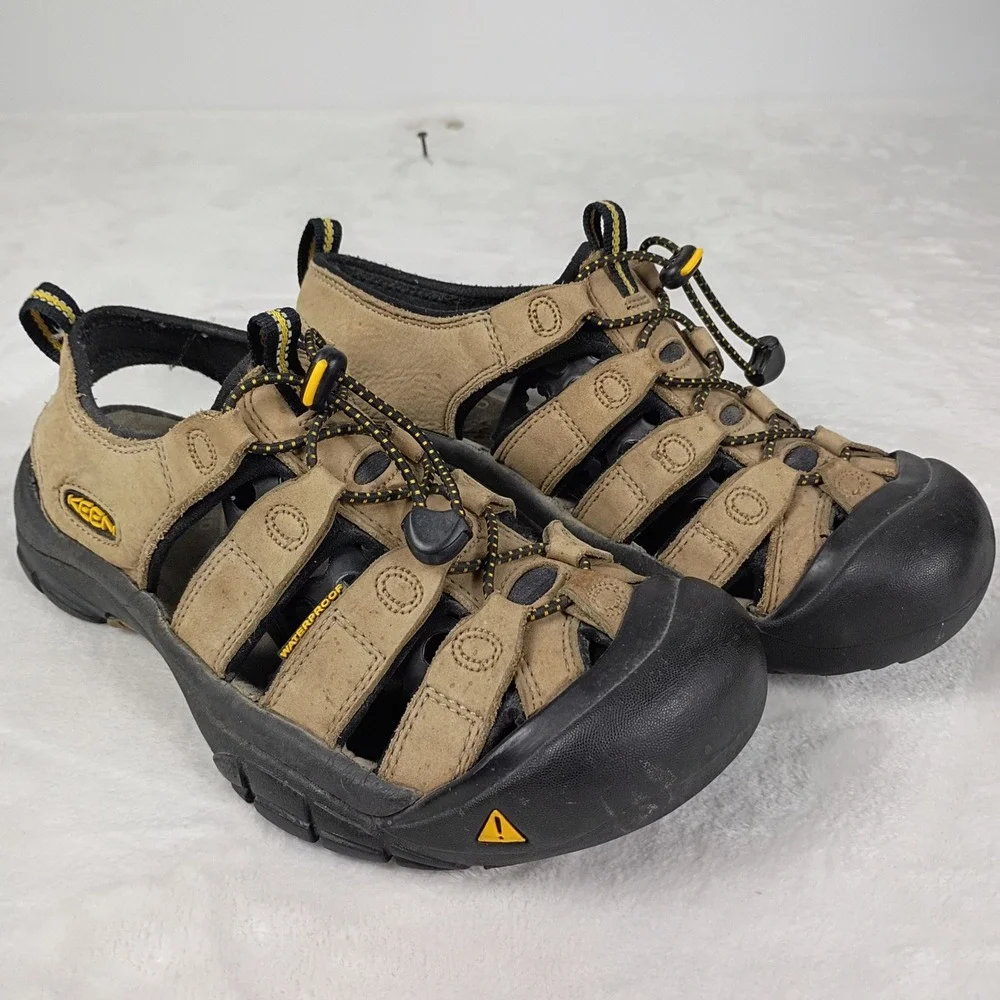 KEEN Hiking Newport H2 Sandals Mens 9 Tan  Leather Bungee Gorpcore Outdoor Shoes